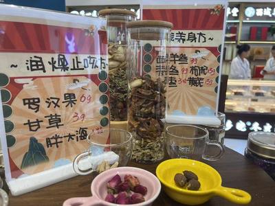 “喝著咖啡逛健康空間”？第一醫(yī)藥徐匯旗艦店開(kāi)業(yè) 打造養(yǎng)身保健新場(chǎng)景